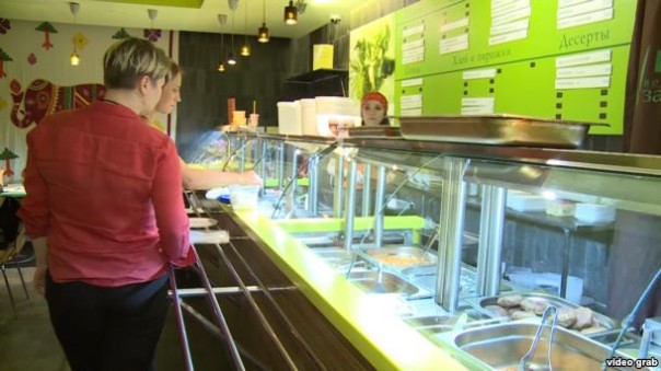 "Любые продукты должны служить человеку": кто и как "спасает" еду в России?