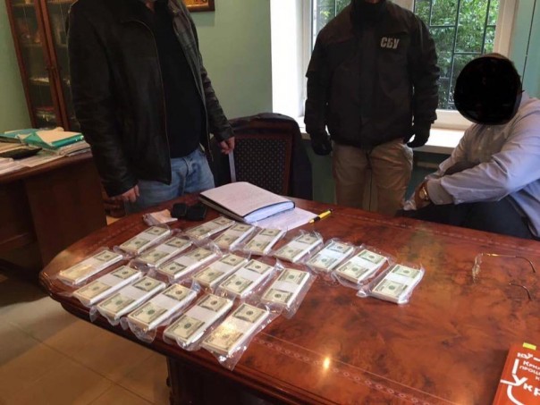 Подчиненного Луценко задержали за вымогательство взятки в размере $200 тысяч