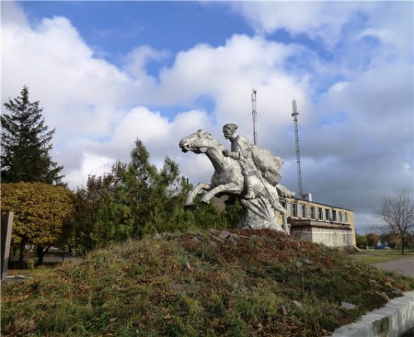 В оккупированной Волновахе снесли памятник Чапаеву 