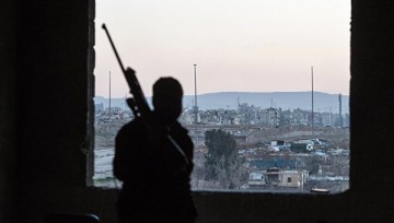 Британский журналист узнал в соратнике ЦРУ пытавшего его боевика