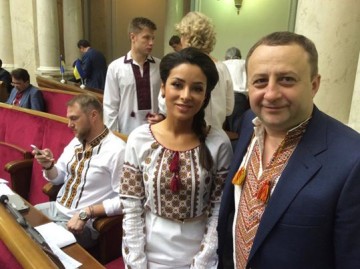 В Etiquette school Марине Порошенко рекомендуют следить за ужасными костюмами и плохими манерами мужа