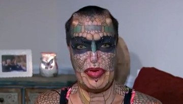 Женщина-трансгендер превратилась в змею