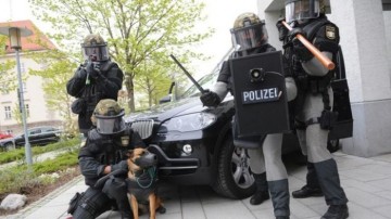 Немецкие полицейские стали использовать кольчугу для защиты от мигрантов 