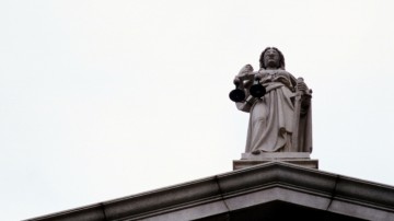 Фемида против Майдана: почему Порошенко потребовал от Рады увольнения судей