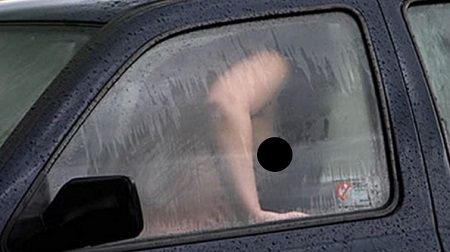 Двое новых полицейских в служебном авто трахались с девочками (ВИДЕО 18+)