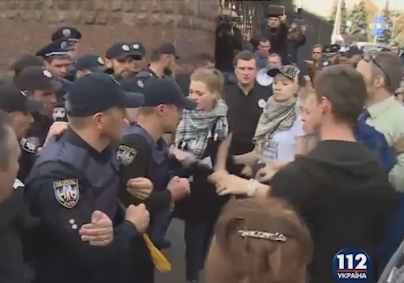 В Киеве у суда, где слушают дело неонацистки Заверухи, начались беспорядки