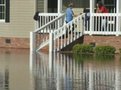 Затопленные города и холера: "Мэттью" отступает, но на очереди "Николь"