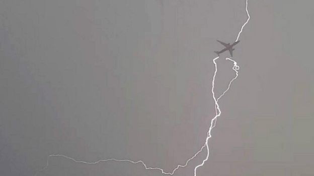 Почему молнии не вредят самолетам Почему молнии не вредят самолетам