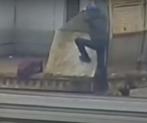 Камеры сняли, как поезд сбивает "зайца" воздушной волной