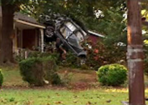 Мастер парковки: в США подросток почти загнал авто на крышу дома