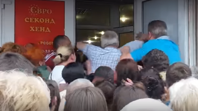 Да эти очереди хуже даже чем при "Совке" - зато не рабы!