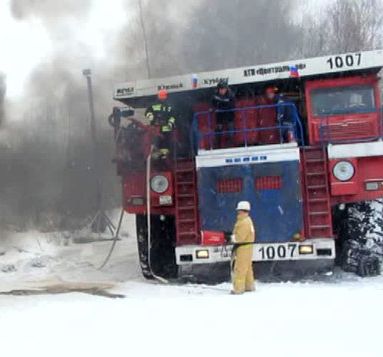 В Кузбассе появилась пожарная машина на базе "БелАЗа"