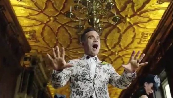 Над кем смеетесь: "новый русский" клип Робби Уильямса бьет рекорды в Интернете