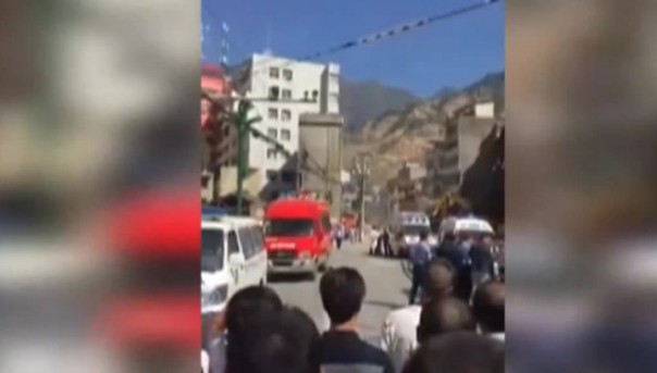 В Китае из-за схода грунта обрушились жилые дома