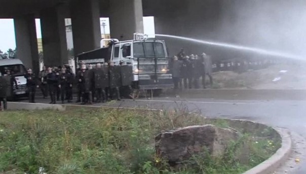 Демонстрация мигрантов в Кале завершилась массовыми столкновениями