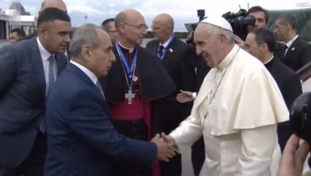 В Баку Папе Римскому подарили ковер