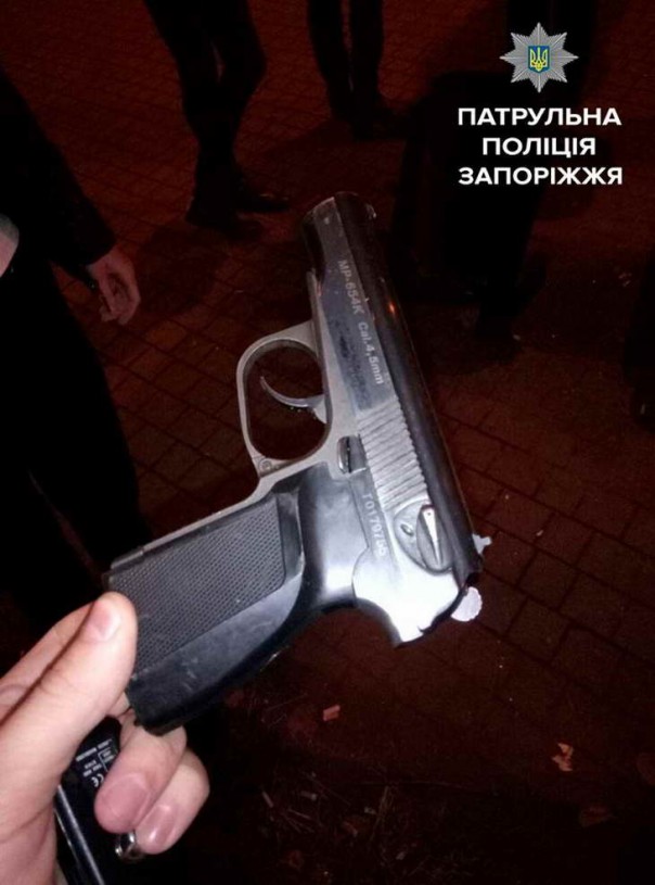 В Запорожье полиция задержала в центре города толпу школьников с ножами, топорами, битами и пистолетом В Запорожье полиция задержала в центре города толпу школьников с ножами, топорами, битами и пистолетом