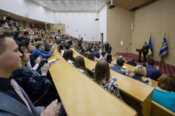 «Хороший отец своих детей на войну не отправит»: Порошенко посоветовал студентам пройти практику в АТО «Хороший отец своих детей на войну не отправит»: Порошенко посоветовал студентам пройти практику в АТО