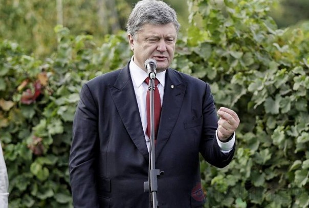 Хохлы, оденьте эту пьянь в вышиванку