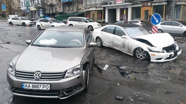 В Киеве Mercedes врезался в памятник "Небесной сотне"