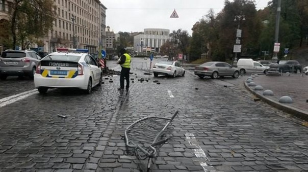 В Киеве Mercedes врезался в памятник "Небесной сотне"