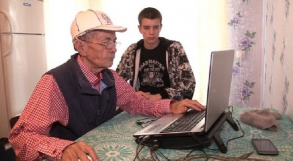 «За родину! За Сталина!» Дедушка-геймер из Казахстана стал звездой среди российских геймеров увлеченных игрой в Contre Strike