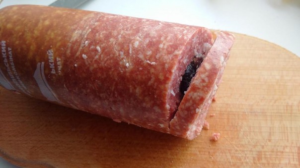 В соцсети обсуждают мертвую мышь, найденную в тернопольской колбасе