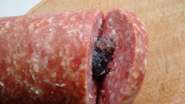 В соцсети обсуждают мертвую мышь, найденную в тернопольской колбасе