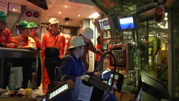 Гигантская буровая платформа "Беркут" в Охотском море наращивает мощность