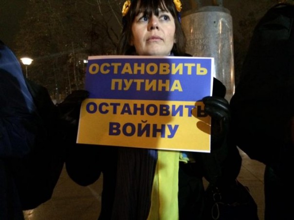 Санитары не доглядели: около 15 человек в Москве с украинскими и крымско-татарскими флагами провели пикет в поддержку Украины Санитары не доглядели: около 15 человек в Москве с украинскими и крымско-татарскими флагами провели пикет в поддержку Украины