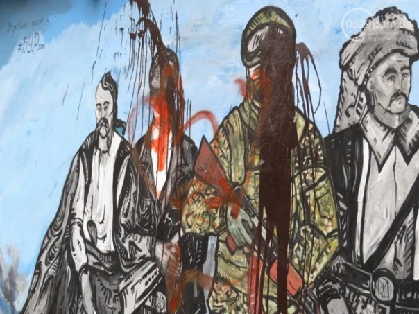 В благодарность за "освобождение": в Мариуполе неизвестные залили кровавой краской мурал, намалеванный "Азовом" В благодарность за "освобождение": в Мариуполе неизвестные залили кровавой краской мурал, намалеванный "Азовом"