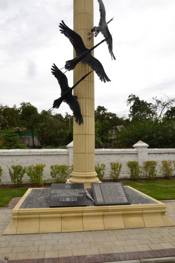 Под Киевом декоммунизировали памятник павшим в Великой Отечественной