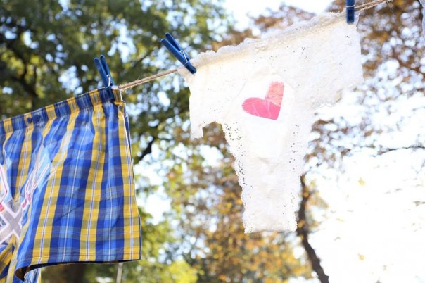 В поисках кружевных труселей: У Верховной Рады развесили трусы, призывая депутатов задекларировать доходы В поисках кружевных труселей: У Верховной Рады развесили трусы, призывая депутатов задекларировать доходы