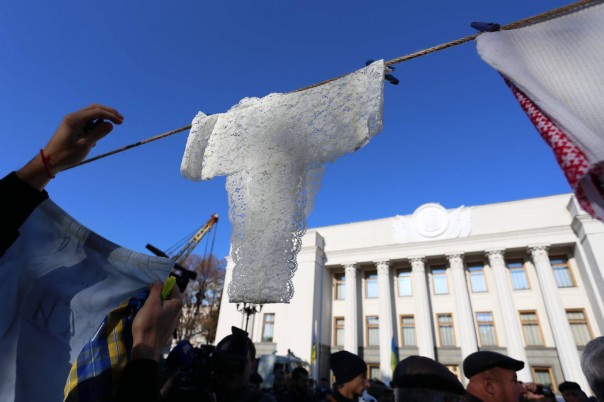В поисках кружевных труселей: У Верховной Рады развесили трусы, призывая депутатов задекларировать доходы В поисках кружевных труселей: У Верховной Рады развесили трусы, призывая депутатов задекларировать доходы