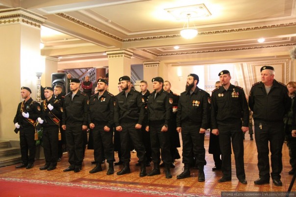 В Донецке простились с Героем ДНР. «Моторолу» провожали более 50 тысяч человек под лозунги «Слава герою!» и «Не забудем, не простим!» В Донецке простились с Героем ДНР. «Моторолу» провожали более 50 тысяч человек под лозунги «Слава герою!» и «Не забудем, не простим!»