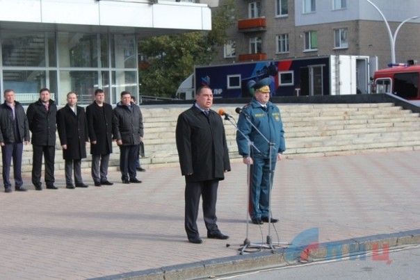 Сводка от НМ ЛНР 22 октября 2016 года. Глава Республики вручил знамя Министерству чрезвычайных ситуаций ЛНР Сводка от НМ ЛНР 22 октября 2016 года. Глава Республики вручил знамя Министерству чрезвычайных ситуаций ЛНР