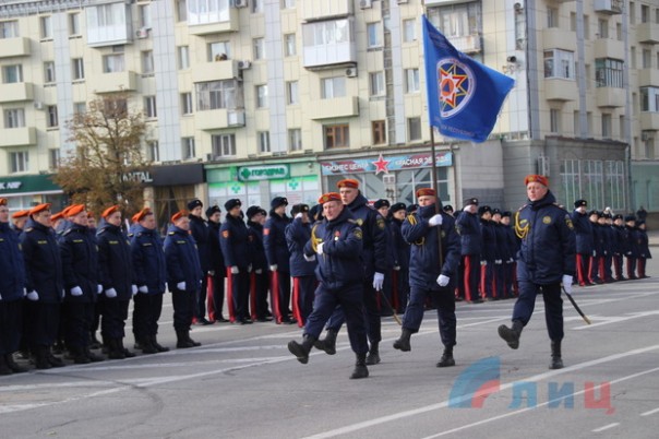 Сводка от НМ ЛНР 22 октября 2016 года. Глава Республики вручил знамя Министерству чрезвычайных ситуаций ЛНР Сводка от НМ ЛНР 22 октября 2016 года. Глава Республики вручил знамя Министерству чрезвычайных ситуаций ЛНР