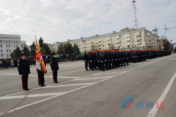 Сводка от НМ ЛНР 22 октября 2016 года. Глава Республики вручил знамя Министерству чрезвычайных ситуаций ЛНР Сводка от НМ ЛНР 22 октября 2016 года. Глава Республики вручил знамя Министерству чрезвычайных ситуаций ЛНР