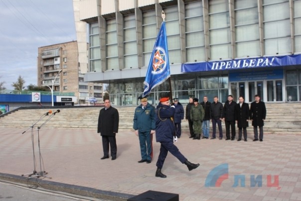 Сводка от НМ ЛНР 22 октября 2016 года. Глава Республики вручил знамя Министерству чрезвычайных ситуаций ЛНР Сводка от НМ ЛНР 22 октября 2016 года. Глава Республики вручил знамя Министерству чрезвычайных ситуаций ЛНР