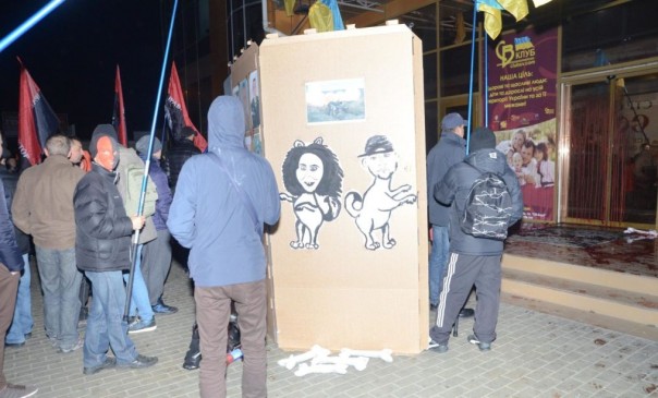 Украинские националисты сорвали концерт Потапа и Насти Каменских Украинские националисты сорвали концерт Потапа и Насти Каменских