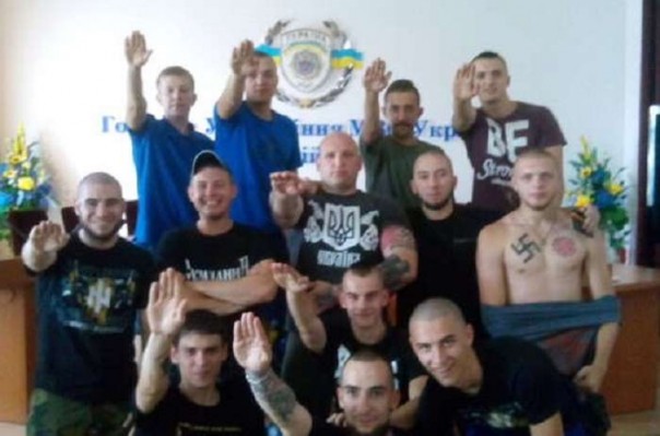 Киевские СМИ проснулись и начали писать о зигующих нацистах “Азова”