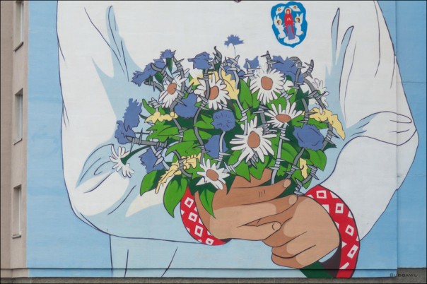 В Минске дорисовали колючую проволоку на граффити о российско-белорусской дружбе В Минске дорисовали колючую проволоку на граффити о российско-белорусской дружбе