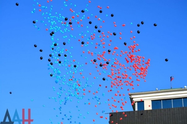 Донецк отметил День флага автопробегом и концертом, в мероприятиях приняли участие 10 тыс. человек Донецк отметил День флага автопробегом и концертом, в мероприятиях приняли участие 10 тыс. человек