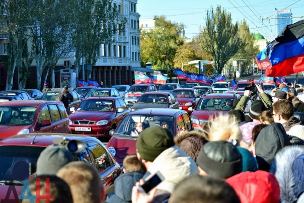 Донецк отметил День флага автопробегом и концертом, в мероприятиях приняли участие 10 тыс. человек Донецк отметил День флага автопробегом и концертом, в мероприятиях приняли участие 10 тыс. человек