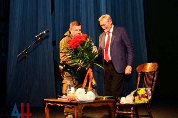 Актер легендарного советского фильма «Любовь и голуби» выступил на сцене донецкой муздрамы