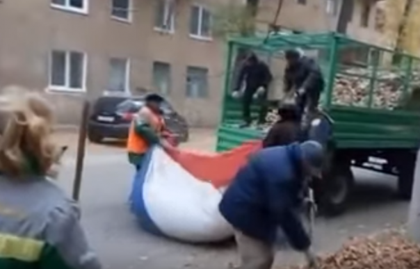 В Волгограде управляющая компания собирала мусор в российский триколор