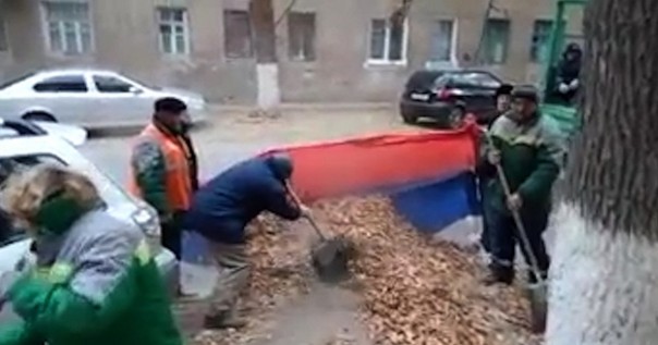 В Волгограде управляющая компания собирала мусор в российский триколор В Волгограде управляющая компания собирала мусор в российский триколор