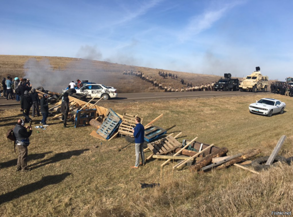 СМИ: протестующие индейцы соорудили вигвам в штабе Клинтон в Нью-Йорке СМИ: протестующие индейцы соорудили вигвам в штабе Клинтон в Нью-Йорке