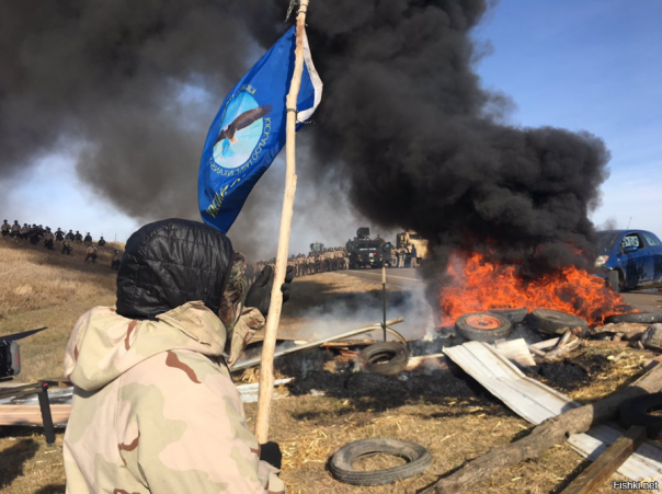 СМИ: протестующие индейцы соорудили вигвам в штабе Клинтон в Нью-Йорке СМИ: протестующие индейцы соорудили вигвам в штабе Клинтон в Нью-Йорке