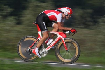 Безумный спуск на одной из сложнейших велосипедных горных трасс. Видео снятое камерой GoPro